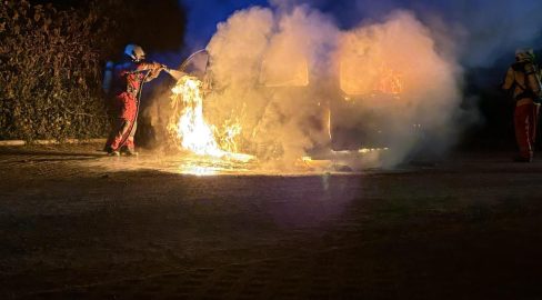 Samstagern ZH: Zwei Autos in Brand – drei (22) festgenommen