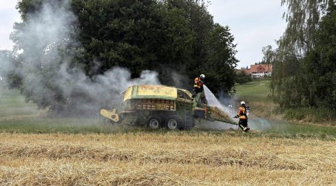 Wittenbach SG: Ballenpresse fängt Feuer – 1500 m2 Feld brennen