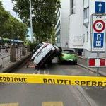Basel BS: Auto auf zwei Rädern – Unfall sperrt Tiergartenrain
