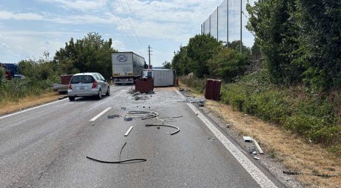 Oberentfelden AG: Unfall Lieferwagen kippt, Ladung auf Strasse