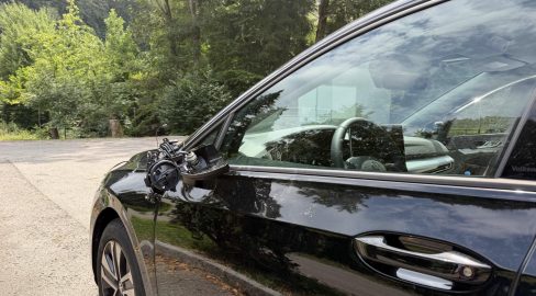Stein AR: Auto gerät auf Gegenfahrbahn: Unfall in Kurve
