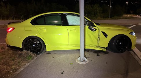 Bremgarten AG: BMW M3-Lenker (20) kracht gegen Signal – Unfall