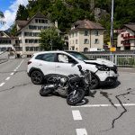 Amsteg UR: Unfall – Töff kracht in PW, Biker schwer verletzt