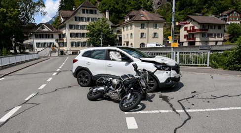 Amsteg UR: Unfall – Töff kracht in PW, Biker schwer verletzt