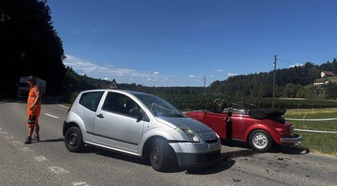 Uerkheim AG: Citroën kracht frontal in VW Käfer (69) – Unfall