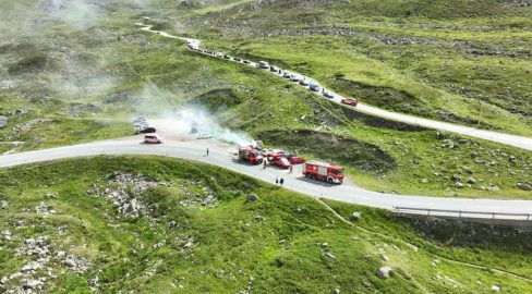 Davos GR: Auto in Brand am Flüelapass – 18 Helfer vor Ort
