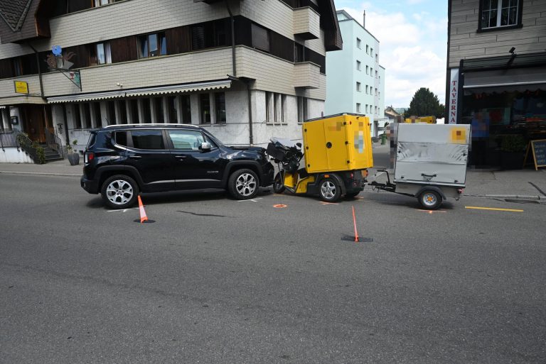 Niederuzwil SG: Unfall – PW kollidiert mit Töfffahrer (21)