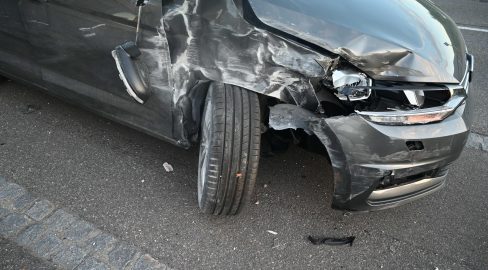 Niederbüren SG: Lenker (20) nickt ein – Unfall an Hausfassade