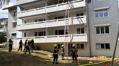 Schmerikon SG: Brand auf Balkon – Feuerwehr bricht Dach auf