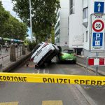 Basel BS: Auto auf zwei Rädern – Unfall sperrt Tiergartenrain