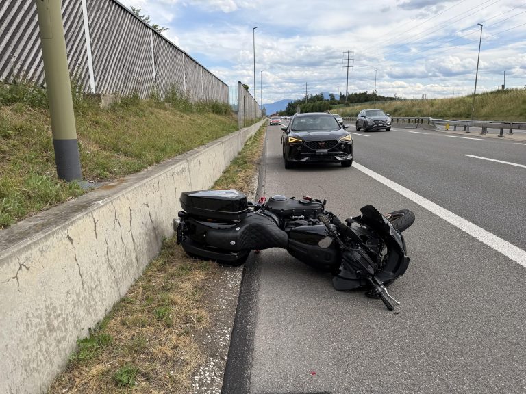 Knonau ZH: Unfall auf A4 – Töfffahrer (42) in Lebensgefahr