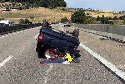 Sissach BL: Oldtimer fällt bei Unfall auf A2 von Anhänger