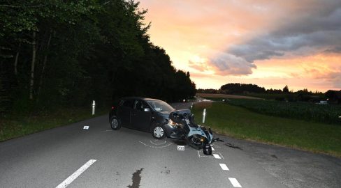 Bubikon ZH: Unfall – Töfflenkerin (21) schwer verletzt