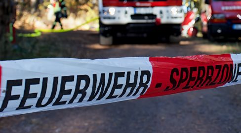 Delsberg JU: Passant bändigt Brand an Holzschuppen