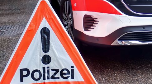 Verkehrsbehinderung auf A3: Gegenstände bei Lachen sorgen für Stau