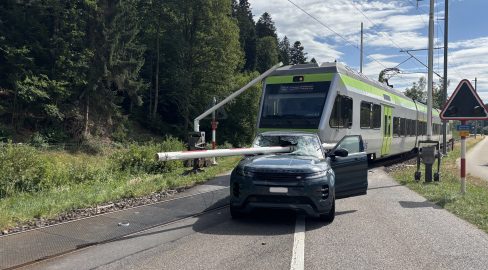 Schafhausen im Emmental BE: PW kracht in Bahnschranke – Unfall