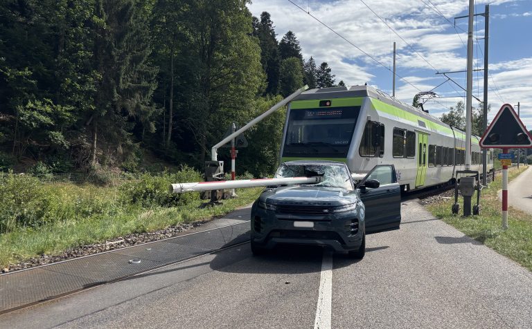Schafhausen im Emmental BE: PW kracht in Bahnschranke – Unfall