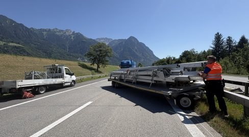 Weite SG: Lieferwagen dreht sich nach Unfall auf A13 – Rückstau