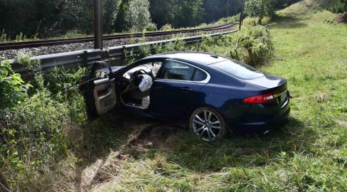 Pensier FR: Auto stürzt 60 Meter Hang hinab bei Unfall