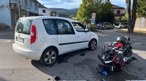 Aarau AG: Auto übersieht Töff-Lenkerin (24) bei Unfall: Spital