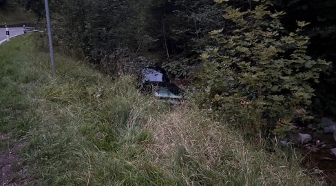 Gams SG: Saab-Lenker (18) landet nach Unfall im Simmibach