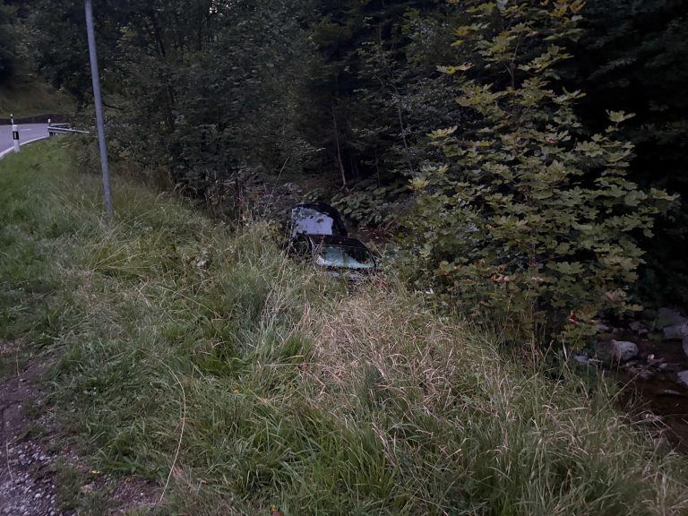 Gams SG: Saab-Lenker (18) landet nach Unfall im Simmibach