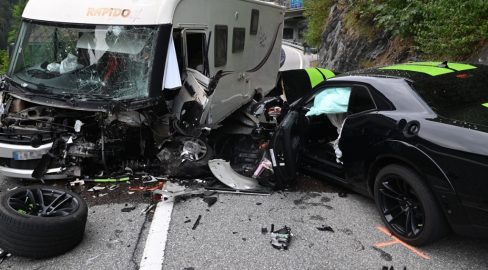 Rongellen GR: Crash beim Überholen, Lenker verletzt bei Unfall