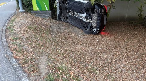 Buchs AG: Neulenker (18) baut Unfall: Mercedes hebt ab
