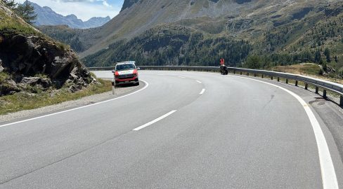 Poschiavo GR: Töff kracht bei Unfall in Leitplanke: Spital