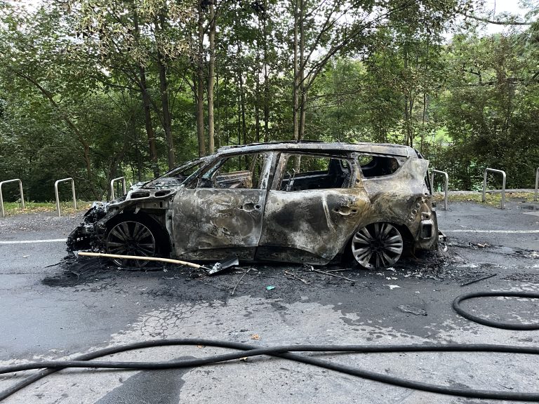 Ebikon LU: Auto brennt aus, Zeugen nach Brand gesucht