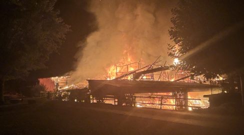 Urswil LU: Sägerei steht in Brand, Gebäudeteil niedergebrannt