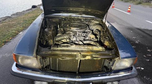 Weggis LU: Auto gerät in Brand, Feuerwehr im Einsatz