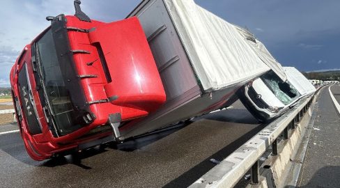 Birrhard AG: Orkan kippt LKW auf A1, Unfall sorgt für Stau