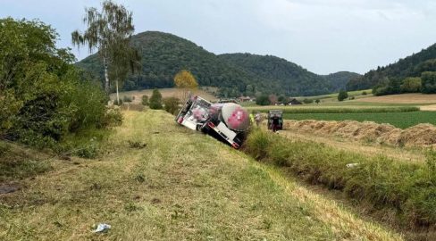 Neunkirch SH: LKW kippt in Bach, Chauffeur bei Unfall verletzt