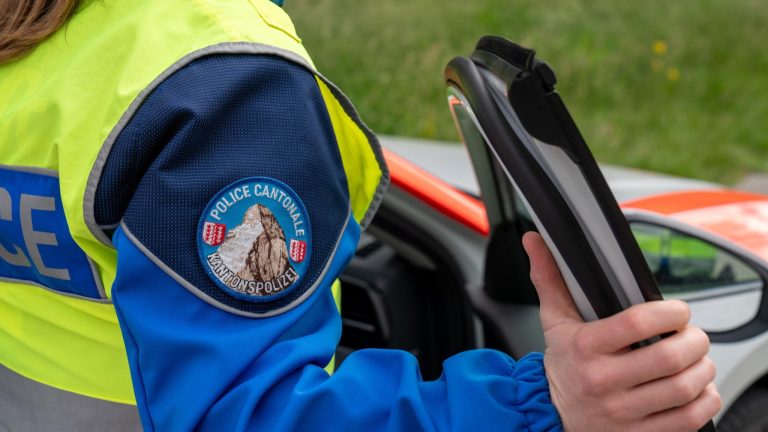 Sitten VS: Auto prallt gegen Baum, Frau (64) stirbt nach Unfall