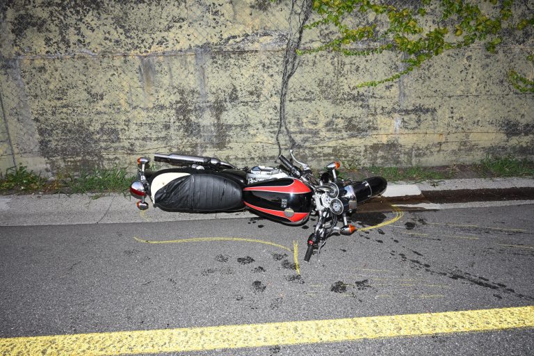 Steinen SZ: Unfall mit 8 Verletzten, Bub (9) in Lebensgefahr
