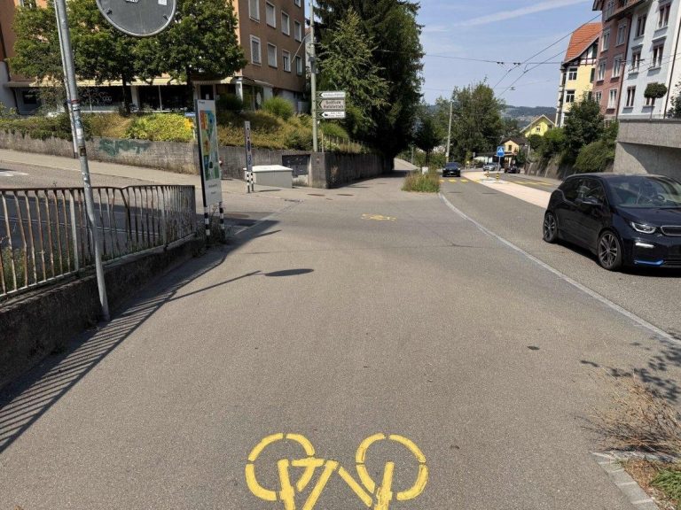 St. Gallen SG: PW rammt E-Bikerin, bei Unfall schwer verletzt