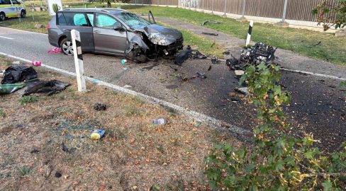 Oftringen AG: VW kracht bei Unfall auf A1-Rastplatz in Baum
