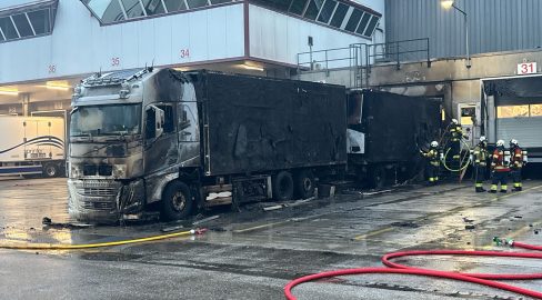 Neuendorf SO: LKW-Anhänger steht an Laderampe in Vollbrand