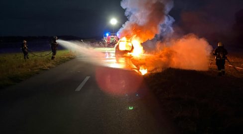 Neuenegg BE: Motor fängt Feuer, Auto steht in Vollbrand