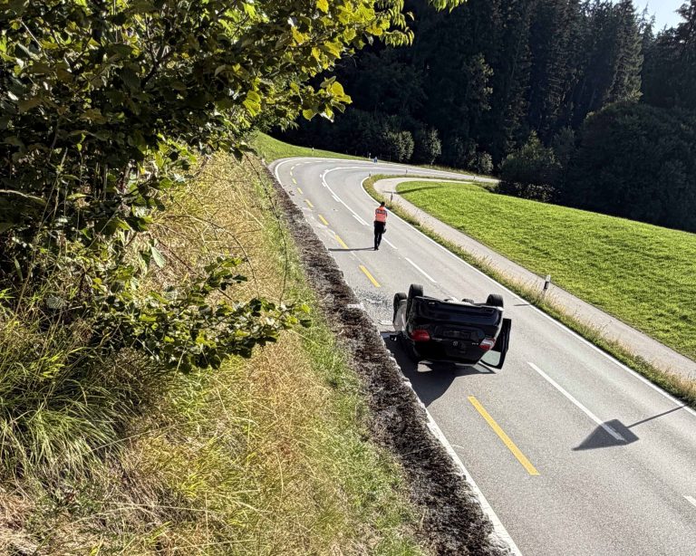 Teufen AR: Frau (24) nickt ein, Auto kippt bei Unfall auf Dach
