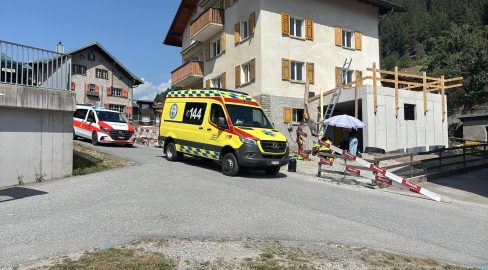 Ruschein GR: Mann stürzt bei Unfall vom Dach, schwer verletzt