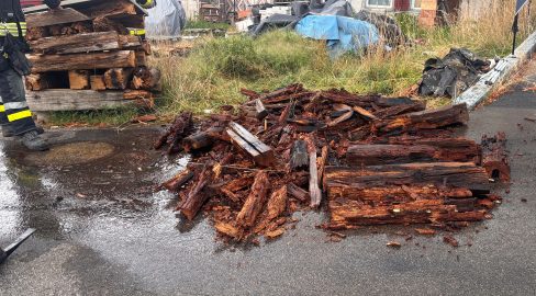 Engwilen TG: Holzbeige fängt Feuer, Feuerwehr rückt aus