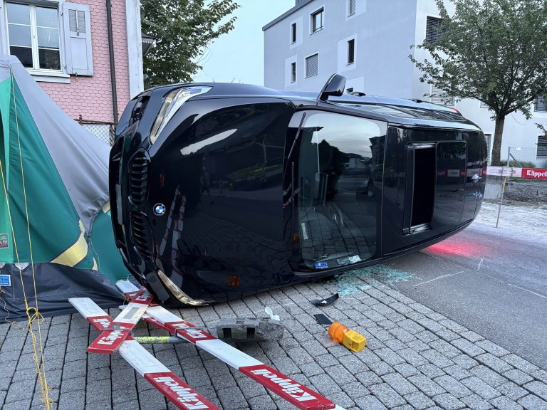 Steinen SZ: Auto kippt bei Unfall auf Seite, Frau verletzt