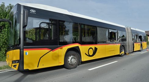 Ballwil LU: Postauto prallt in LKW, Unfall sperrt Strasse