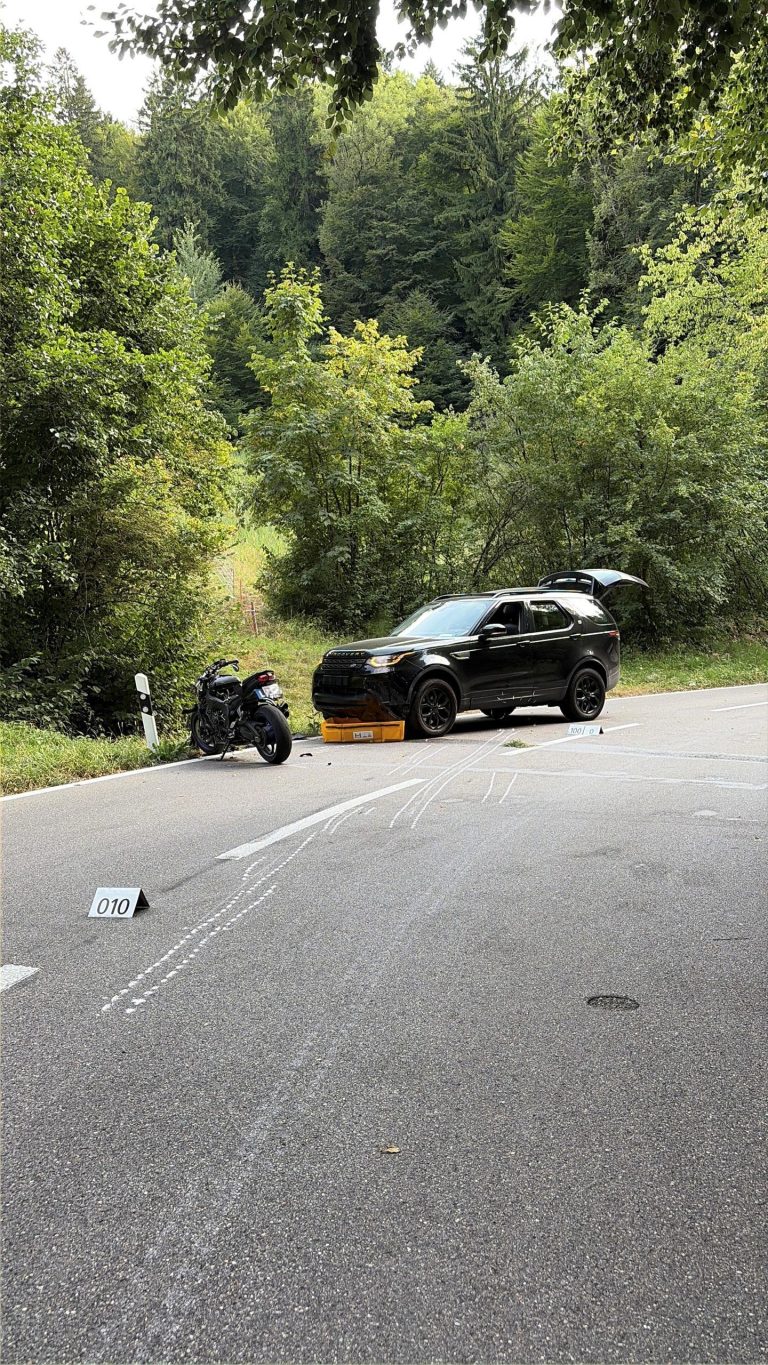 Teufen ZH: Töff-Lenker (18) kracht in Auto: Rega nach Unfall