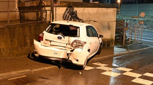 Luzern LU: Auto rammt zwei Mauern und Fassade bei Unfall