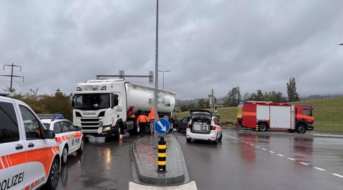 Gossau SG: Auto kracht in LKW, Spital nach Unfall