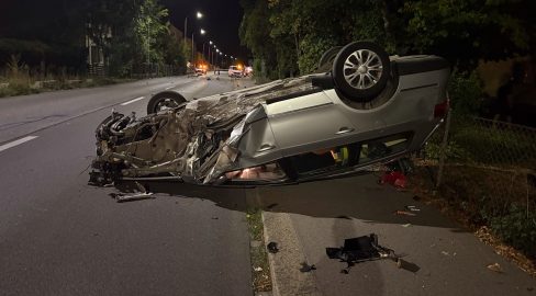 Brugg AG: VW überschlägt sich bei Unfall, Lenker (21) verletzt