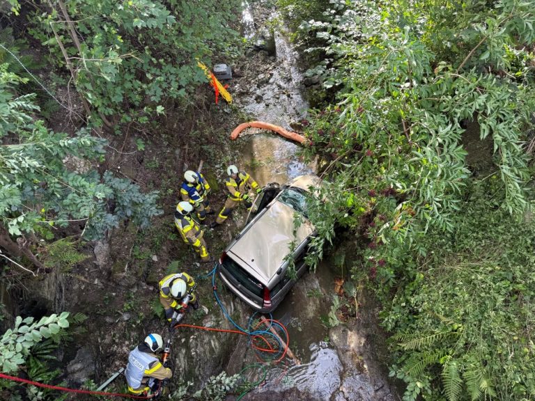 Kerns OW: Lenker (75) stürzt bei Unfall in Bachbett: Spital